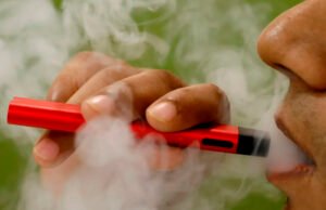 AMLO firma decreto para prohibir venta de vapeadores y cigarrillos electrónicos