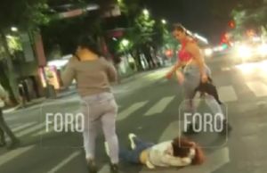 Captan a un par de mujeres propinando brutal golpiza a otra en Eje Central, CDMX