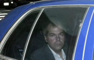 Liberan a John Hinckley, el hombre que disparó contra el expresidente de EU Ronald Reagan