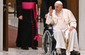 Papa Francisco pospone su viaje a África por problema en la rodilla