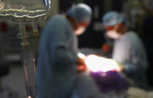 Demandan a médicos por cortar la oreja de un bebé durante cesárea alumbrada con celulares