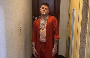 Rapero se baja los pantalanes y se masturba frente a una joven durante festival