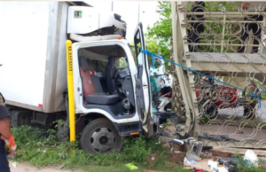 Chofer termina prensado tras choque en el Periférico de Mérida