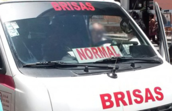 Pasajero queda prensado tras choque de combi en Circuito Colonias, Mérida
