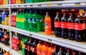 Regios aumentan consumo de refresco por falta de agua