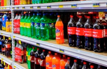 Regios aumentan consumo de refresco por falta de agua
