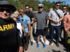 Joe Biden sufre caída al tratar de bajarse de bicicleta