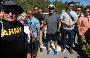 Joe Biden sufre caída al tratar de bajarse de bicicleta