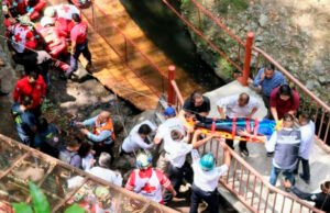 Colapsa puente colgante en el parque Porfirio Díaz de Cuernavaca, alcalde y regidores resultan heridos