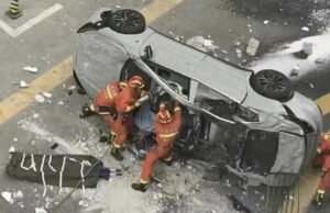 Cae auto eléctrico desde un tercer piso; dos personas pierden la vida