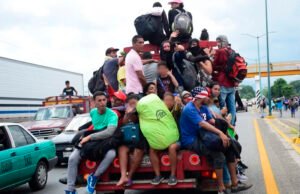 Caravana migrante ingresa a aduana en Chiapas e instala campamento