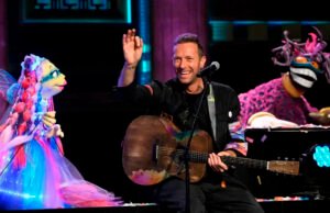 Chris Martin de Coldplay se unió a banda de títeres para interpretar ‘Biutyful’