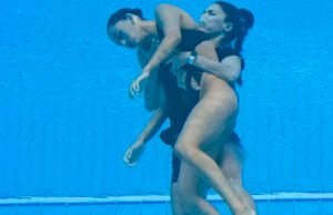 Nadadora se desmaya en plena competencia; su entrenadora entra a rescatarla