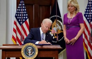 Joe Biden firma ley sobre control de armas de fuego en EU