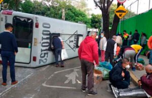 Volcadura de microbús deja al menos 12 lesionados sobre Río Churubusco