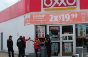 Apuñalan a un hombre con arma blanca afuera de un Oxxo en Mérida