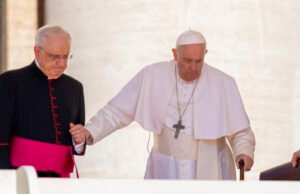 Problemas de salud y viajes pospuestos crean rumores sobre renuncia del Papa Francisco