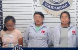 Aseguran a dos hombres que arrebataron radio de comunicación a policía de Playa del Carmen