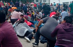 Balean centro de vacunación en Puebla, hay niños heridos