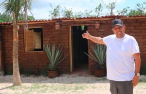 Mexicano construye casa con bloques de Sargazo en Quintana Roo
