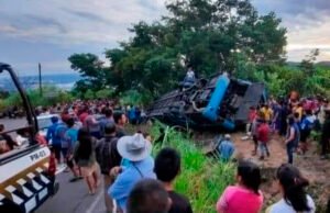 Volcadura de autobús deja nueve muertos y 28 heridos en Tila, Chiapas