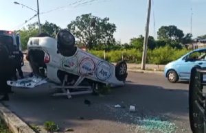 Vuelca vehículo en Ciudad Caucel; conductora no respeta la señal de alto