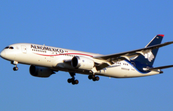 Vuelo de Aeroméxico hacia Nueva York regresa al AICM por impacto de un rayo