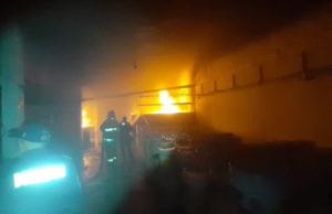 Incendio consume bodega de pinturas en Kanasín