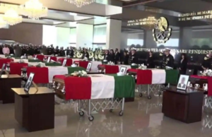 Rinden homenaje a marinos caídos en desplome de helicóptero tras captura de Caro Quintero