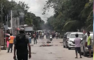 Enfrentamiento entre policías y ciudadanos de Tulum por desalojo