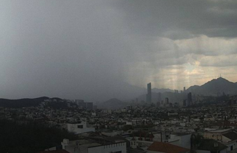 Regios celebran las lluvias en Monterrey tras semanas de crisis de sequía