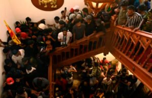 Manifestantes invaden oficina de primer ministro de Sri Lanka, tras huida del presidente