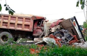 Muere prensado chofer de camión Bimbo en choque contra volquete en la vía Cancún-Leona Vicario