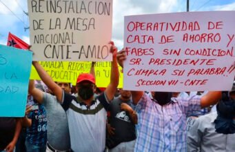 Maestros de la CNTE bloquean acceso a evento de AMLO en Chiapas