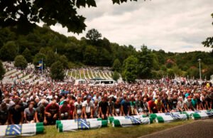 Entierran a 50 víctimas del genocidio de Srebrenica, Bosnia