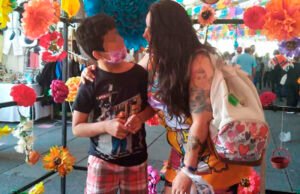 ¿Cuál era la condición del hijo de Luz Raquel y por qué molestaba a sus vecinos?