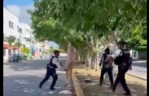 Extranjero ataca a policía tras auxiliarlo por caminar desnudo en Playa del Carmen