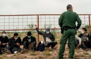 Agentes fronterizos de EU cobran 3 mil dólares por cruzar migrantes