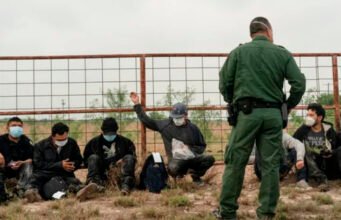 Agentes fronterizos de EU cobran 3 mil dólares por cruzar migrantes