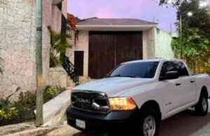 Agentes de la Fiscalía de Campeche inspeccionan propiedad del líder nacional del PRI, Alejandro Moreno