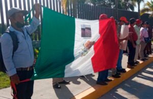Maestros y pobladores protestan afuera de la refinería de Dos Bocas en Tabasco