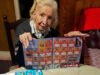 Abuelita gasta su pensión en estampas Panini del Mundial Qatar 2022