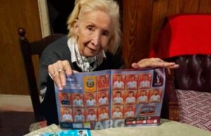 Abuelita gasta su pensión en estampas Panini del Mundial Qatar 2022