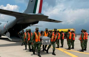 México inicia repatriación de migrantes fallecidos en tráiler de Texas; estiman dos vuelos más