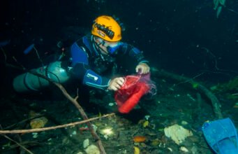 Buzos profesionales extraen basura en 77 cenotes de Yucatán