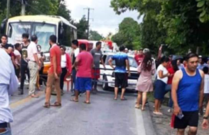 Bloquean carretera en Atasta por muerte de estudiante