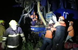 ADO con destino a Ciudad del Carmen impacta contra camión; hay tres muertos