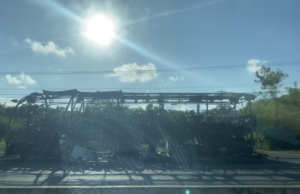 Se incendia autobús frente al hotel Moon Palace en la carretera Cancún-Puerto Morelos