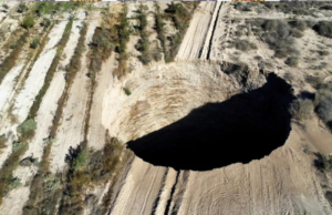 Se abre la tierra en Chile; aparece socavón de 25 metros