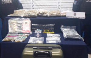 Encuentran maleta con droga en auto abandonado en Playa del Carmen